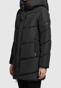 Černá péřová bunda s vysokým límcem, prošívaným designem, zipovými kapsami a nastavovacími šňůrkami na kapuci pro bezpečné uchycení.