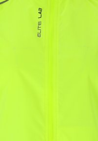 Neon gele lichtgewicht jas met een volledige rits, ademend materiaal en bedrukt "ELITE LAB" logo aan de linkerkant. Glad textuur.