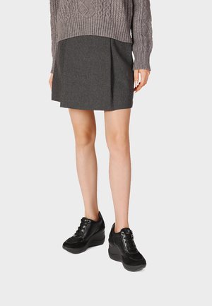Queen Helena, X35-41 - Sneakers basse - nero