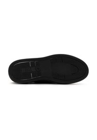 Suela de zapato negra con material de goma texturizada, diseño plano y un patrón en zigzag para agarre. Detalles minimalistas sin logotipos visibles.