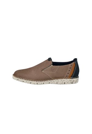 Zapato casual marrón sin cordones con parte superior perforada, detalles en el talón en negro y marrón claro, y suela de goma blanca con motas.