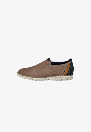 Zapato casual marrón sin cordones con parte superior perforada, detalles en el talón en negro y marrón claro, y suela de goma blanca con motas.