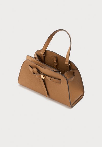 Sac à main en cuir marron avec double poignée, détail de sangle avant avec bouton doré, et ouverture supérieure montrant la fermeture intérieure.