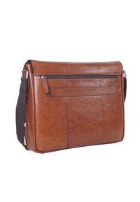 Bruine leren schoudertas met een klep, voorzak met rits en een verstelbare schouderband. Heeft een gestructureerd oppervlak en een minimalistisch ontwerp.