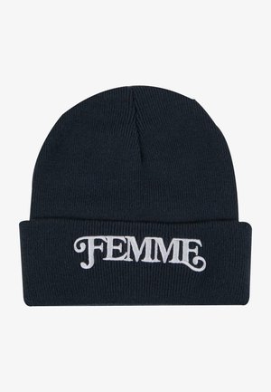 Marineblauwe gebreide muts met een omgeslagen rand. Voorzien van witte geborduurde tekst die "FEMME" zegt in een decoratief lettertype langs de rand.