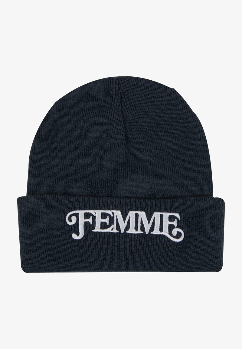 Mörkblå stickad mössa med uppviken kant. Har vit broderad text som löder "FEMME" i en dekorativ stil längs kanten.