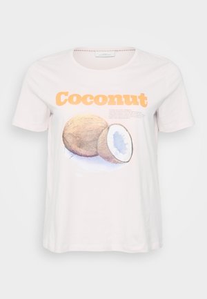 Jasnoróżowa koszulka bawełniana z grafika kokosa w brązie i niebieskim, z tekstem "Coconut" w odważnym pomarańczowym kolorze. Krótkie rękawy, okrągły dekolt.