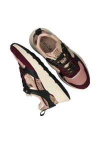 Sneakers met een bovenwerk van mesh en suede in maroon, zwart en roze. Heeft gouden accenten, textuurpanelen en een dikke witte tussenzool.