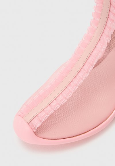 Collina Strada RUFFLE BOOTS - Bottines - pink