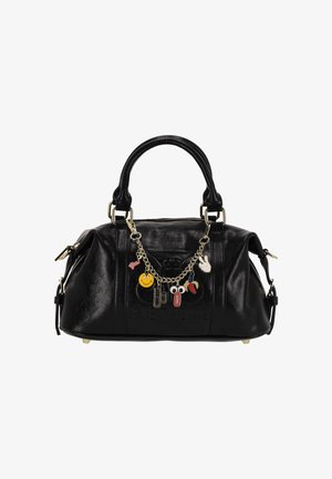 Sort, tekstureret lædertaske med to håndtag, der har en dekorativ charmkæde med farverige accenter og mønstrede detaljer.