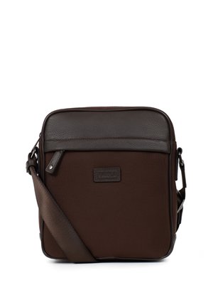 Sac bandoulière carré marron foncé avec poche zippée à l'avant, sangle réglable et accents en cuir sur le dessus et les bords.