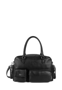 Borsa in pelle nera con due manici corti, tasche con cerniera diagonale e una texture liscia. Presenta un logo impresso sul davanti.