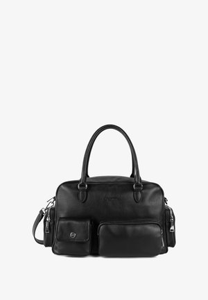 Borsa in pelle nera con due manici corti, tasche con cerniera diagonale e una texture liscia. Presenta un logo impresso sul davanti.