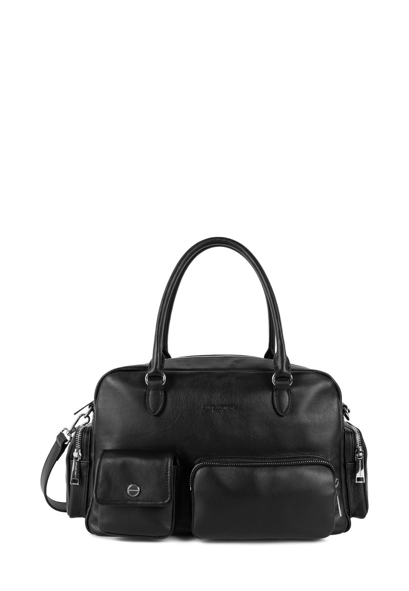 Borsa in pelle nera con due manici corti, tasche con cerniera diagonale e una texture liscia. Presenta un logo impresso sul davanti.