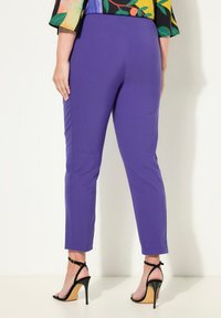MIAMODA WITH PRINT - Pantalon classique - purple