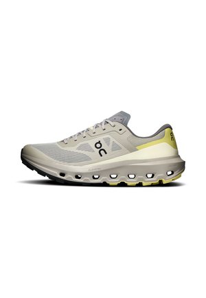 Chaussure de sport gris clair et jaune avec tige en mesh, semelle rembourrée avec plusieurs coussins d'air et logo noir sur le côté.