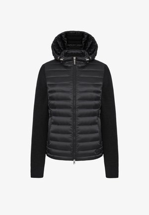 Fekete puffdzseki párnázott elülső résszel, kötött ujjakkal és kapucnival. Cipzáros elülső rész ezüst színű fémrészletekkel és rugalmas mandzsettákkal.