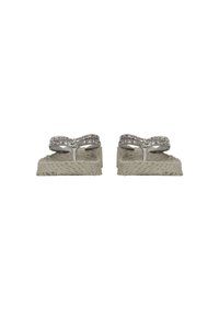 Sandalias de plataforma grises con correas en forma de ola metálica plateada y detalles de strass. La base texturizada y tejida añade contraste a la parte superior lisa.
