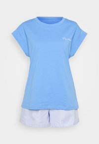 Lichtblauw katoenen t-shirt met korte gerolde mouwen en witte "Daydream" borduursel. Gecombineerd met blauw-witte gestreepte shorts.