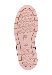 Suela de zapatilla que presenta una suela de goma rosa texturizada con un patrón de diamantes y una parte superior negra, identificada por el logo de Puma.