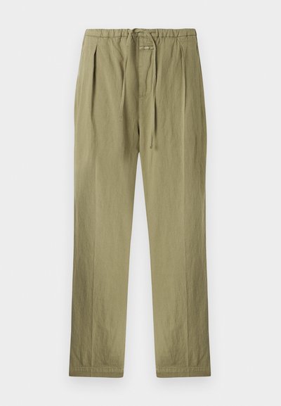 Pantalons vert olive clair en coton, dotés d'une taille à cordon de serrage, de plis et d'une coupe droite. Texture douce avec des accents minimaux.