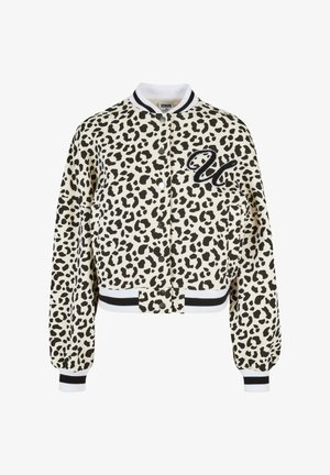 Bomber jakna s leopardskim vzorcem v kremni in črni barvi, z pletenim ovratnikom, zapestji in pasom ter črnimi vezenimi črkami kot poudarkom.