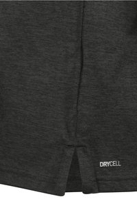 Černé sportovní tričko s hladkou texturou, bočními rozparky na lemu a bílým logem "DRYCELL" na dolním pravém rohu.