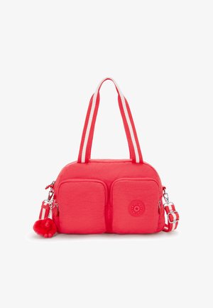 Rød blød stofpose med to frontlommer, hvide og røde stribede håndtag og en plysabe nøglekæde accent.