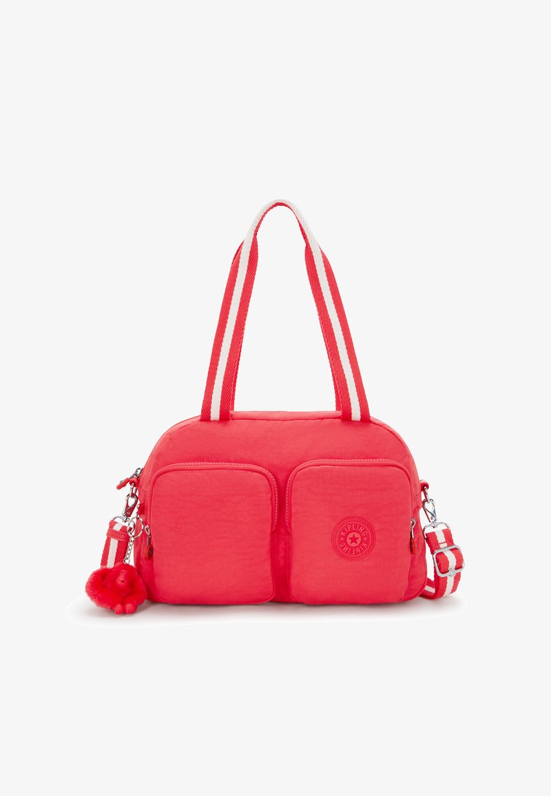 Röd mjuk materialväska med dubbla framfickor, vit och röd randiga handtag och en pälsig apa nyckelring som accent.