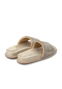 Beige schuiflippers met dubbele open banden, versierd met zilveren rhinestone. Zachte, gestructureerde voetbed en rubberen zool.