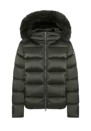 Ciemnozielona ocieplana kurtka zimowa z pełnym zamkiem z przodu i kapturem podszytym futerkiem, długimi rękawami oraz okrągłą naszywką z logo na lewym ramieniu.