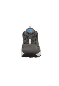 Scarpa da ginnastica grigia con parte superiore in rete, dettagli verde lime e un sistema di chiusura BOA rotondo. Presenta una suola nera e una suola intermedia bianca.