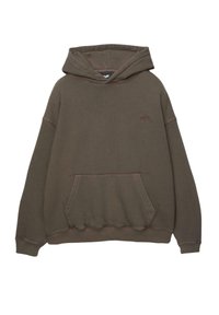 Haut à capuche marron surdimensionné avec une grande poche frontale, des poignets et un ourlet côtelés, et une capuche avec cordon de serrage ; présente un logo discret sur la poitrine.