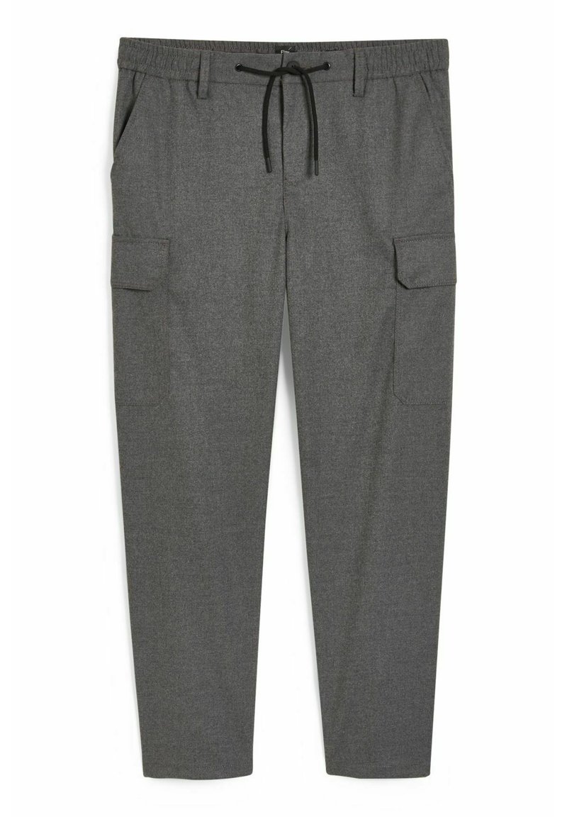 Szare spodnie cargo z elastycznym pasem i sznurkiem do regulacji, wyposażone w dwie kieszenie boczne oraz kieszeń naszywaną na udzie. Miękka, teksturowana tkanina.