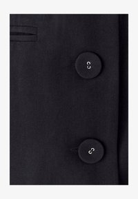 Seleccionado, black