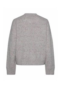 Suéter de punto gris claro jaspeado con mangas largas y puños, dobladillo y cuello acanalados, mostrado desde la parte posterior sobre un fondo blanco.