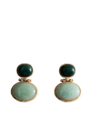 Boucles d'oreilles encadrées d'or avec deux pierres ovales chacune : une plus petite vert foncé en haut et une plus grande vert clair en bas, centrées sur fond blanc.