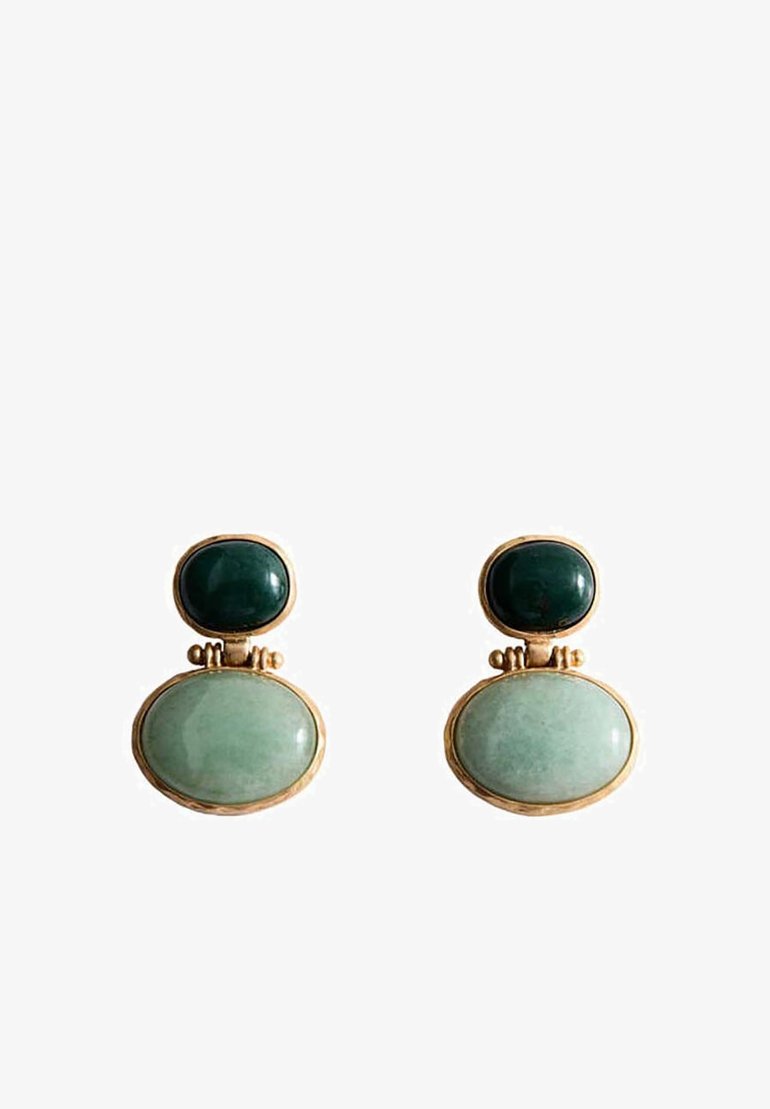 Boucles d'oreilles encadrées d'or avec deux pierres ovales chacune : une plus petite vert foncé en haut et une plus grande vert clair en bas, centrées sur fond blanc.