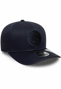 Cappello navy con punta arrotondata, realizzato in un tessuto testurizzato e con un logo circolare in rilievo con le scritte "PARIGI" e "SAINT-GERMAIN" in nero. Regolabile per adattarsi.