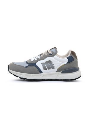 Zapatilla deportiva para hombre en tonos gris, azul marino y blanco, con cierre de cordones, cuello acolchado y logotipo "m" en el lateral.