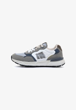 Zapatilla deportiva para hombre en tonos gris, azul marino y blanco, con cierre de cordones, cuello acolchado y logotipo "m" en el lateral.