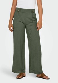 Pantalones de pierna ancha verdes, hechos de tejido ligero, presentan una cintura alta con dos botones frontales y suaves pliegues para añadir textura y fluidez.