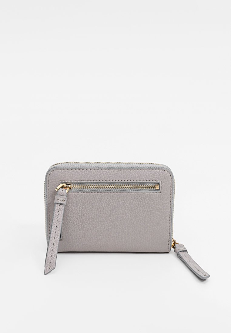 Szary skórzany portfel z teksturowanym wykończeniem, z złotą kieszenią na zamek błyskawiczny i paskiem na nadgarstek, o kompaktowym prostokątnym kształcie.