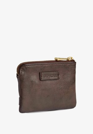 Bruine leren muntportemonnee met ritssluiting, gouden rits en een gestikte "DEPECHE" logo patch aan de voorkant.