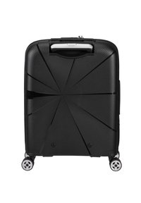 Mustat kovamuoviset matkalaukut, joissa on geometrinen tekstuuripinta, taitettava kahva ja neljä pyörivää pyörää liikkumisen helpottamiseksi.