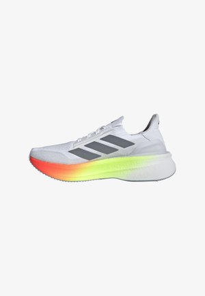 Weiße Sportschuhe mit einem atmungsaktiven Mesh-Obermaterial, drei schwarzen Streifen und einer Verlaufsohle, die von Orange zu Grün übergeht.