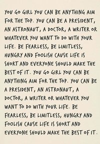 Poster con testo motivazionale scritto a mano su uno sfondo chiaro. Un carattere scuro e audace enfatizza frasi che incoraggiano l'ambizione e la paura di nulla.