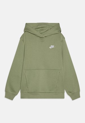 Sudadera verde oliva, hecha de un tejido suave, con un bolsillo frontal tipo canguro y un logo de Nike en blanco en el lado izquierdo del pecho, y capucha con cordones.