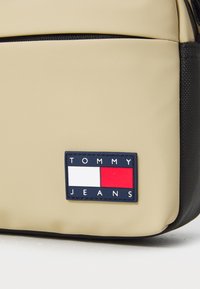 Tommy Jeans DAILY CAMERA BAG - Cross body bag - beige