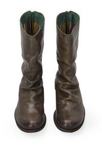 Brązowe skórzane botki za kostkę o luźnym kroju, z zielonym akcentem wewnątrz i niewielkim obcasem. Posiadają zamek błyskawiczny z tyłu.